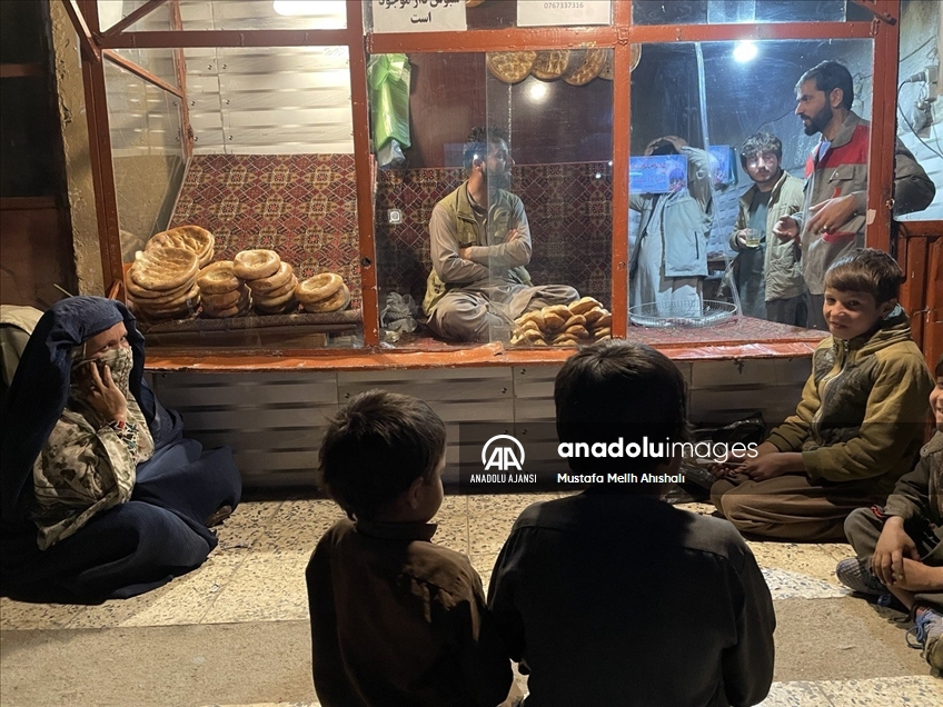 Afganistan'da yoksul halk, fırınların önünde bir ekmek için yardım bekliyor