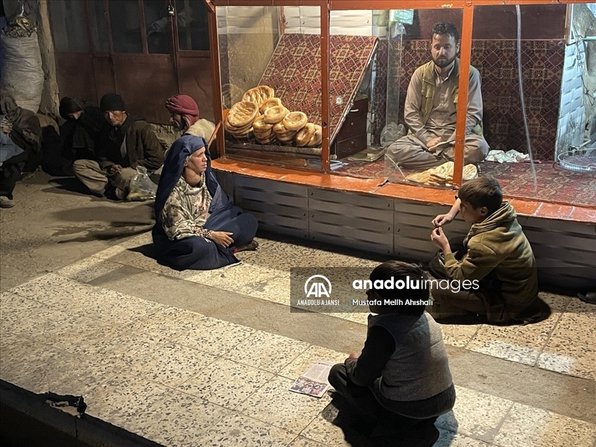 Afganistan'da yoksul halk, fırınların önünde bir ekmek için yardım bekliyor