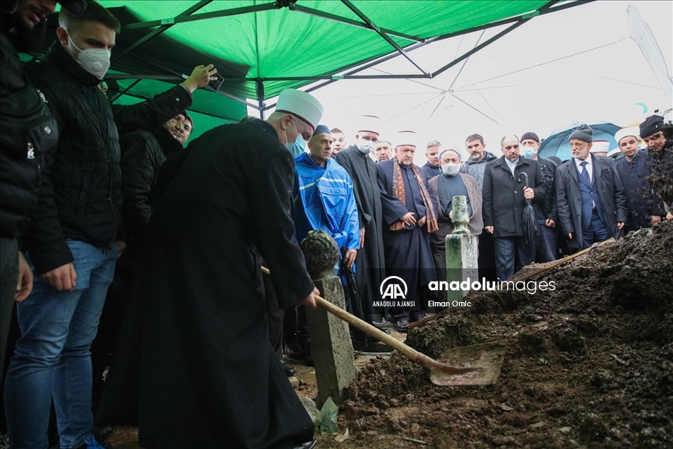Aliya İzetbegoviç'in dava arkadaşı Hasan Çengiç aile kabristanına defnedildi