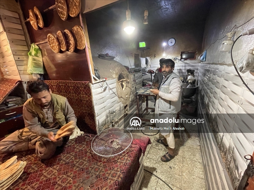 Afganistan'da yoksul halk, fırınların önünde bir ekmek için yardım bekliyor