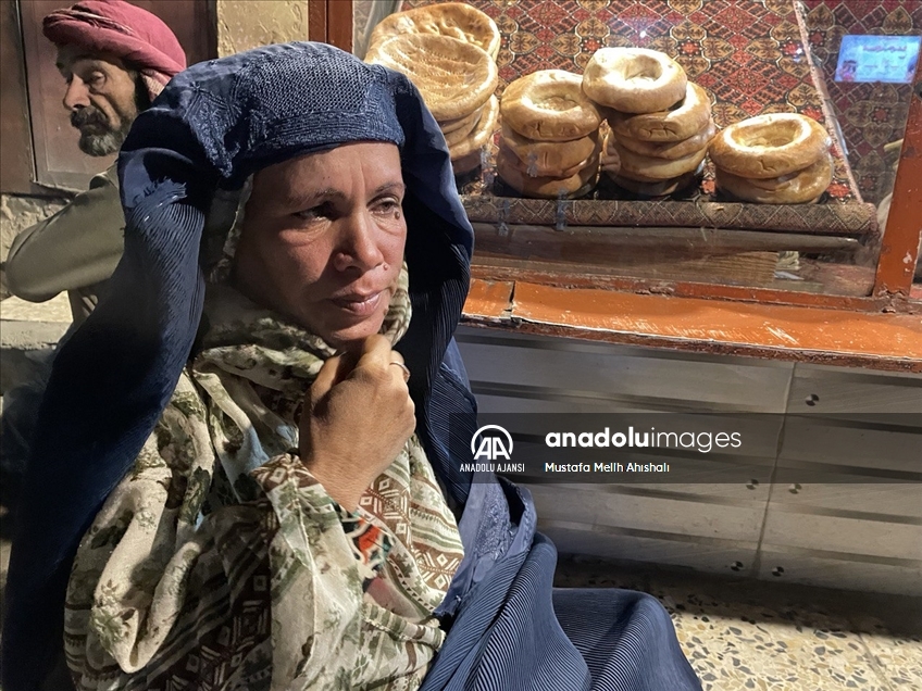 Afganistan'da yoksul halk, fırınların önünde bir ekmek için yardım bekliyor