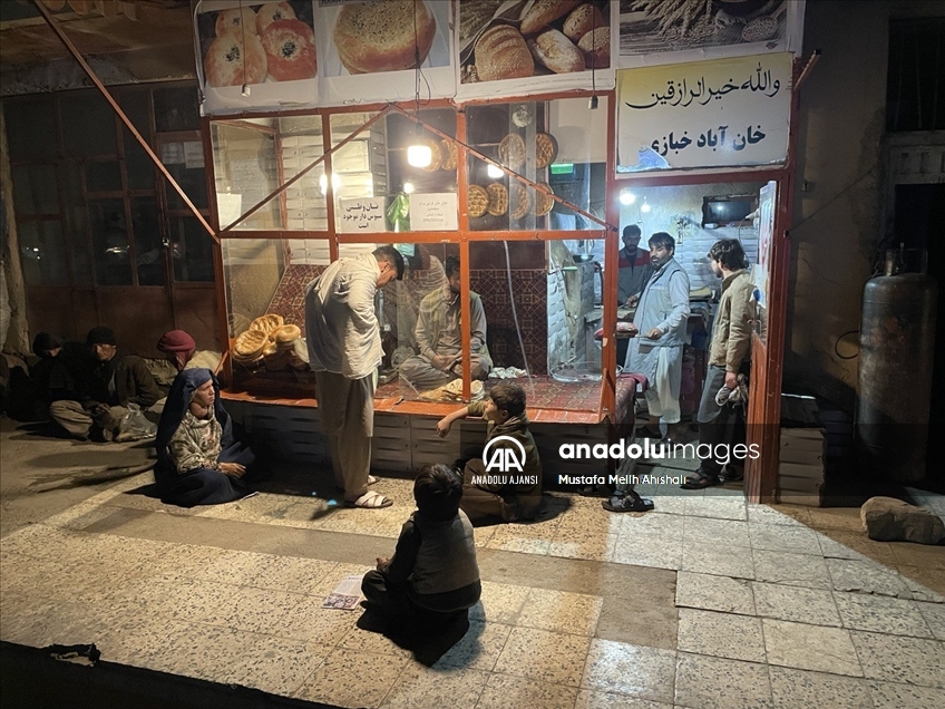 Afganistan'da yoksul halk, fırınların önünde bir ekmek için yardım bekliyor