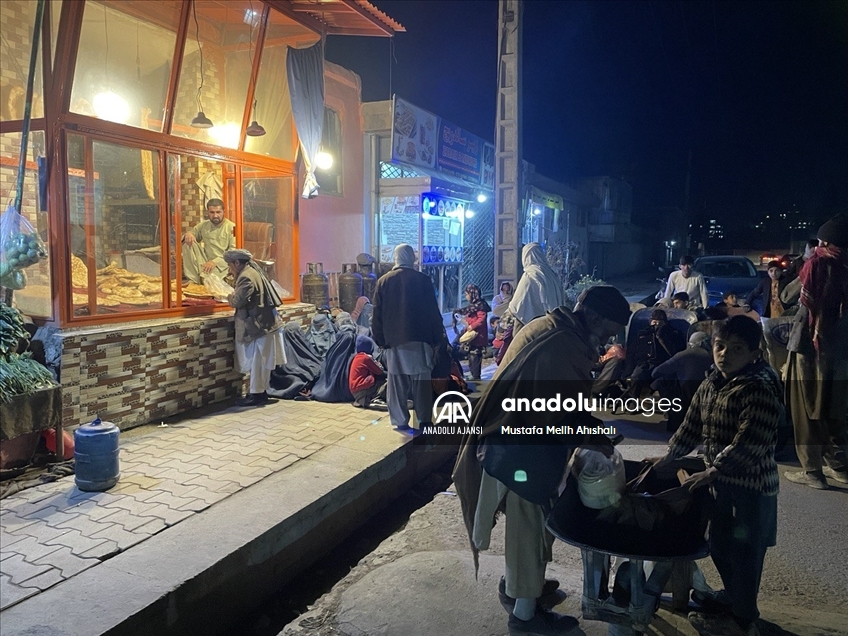 Afganistan'da yoksul halk, fırınların önünde bir ekmek için yardım bekliyor