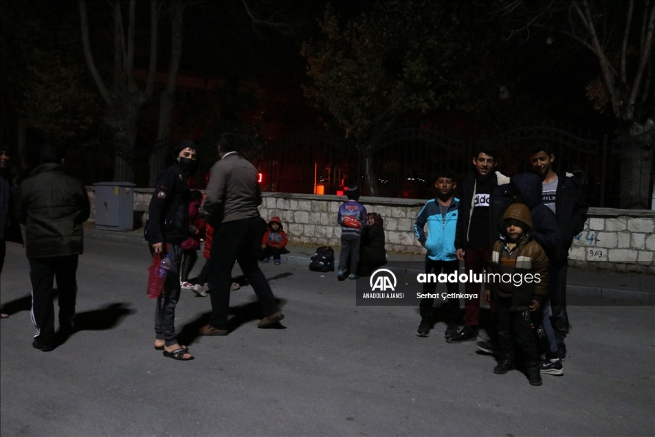 Konya'da depremden korkanlar açık alanlarda bekliyor