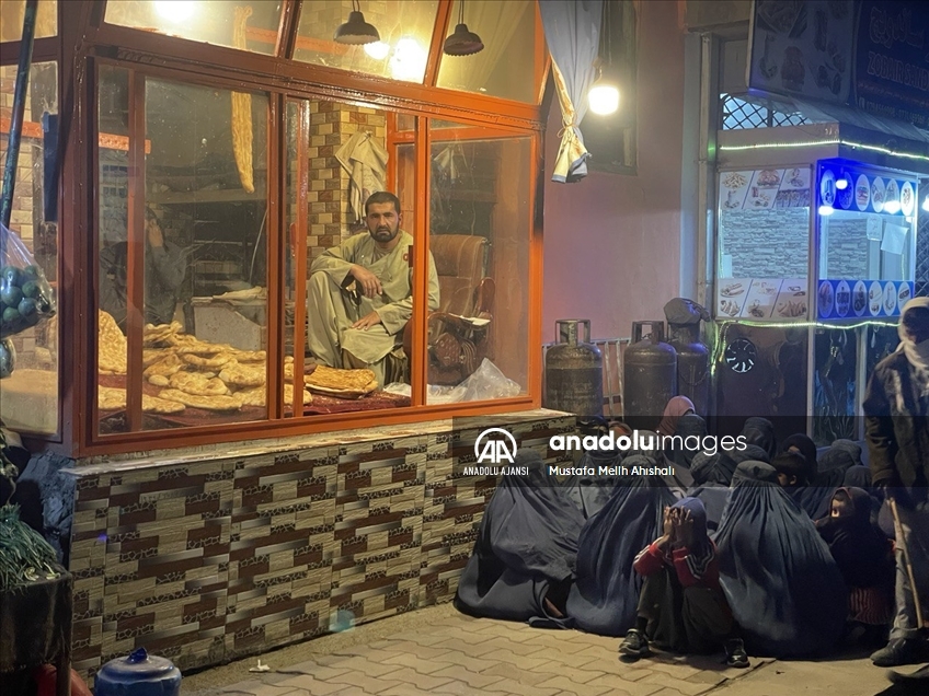Afganistan'da yoksul halk, fırınların önünde bir ekmek için yardım bekliyor