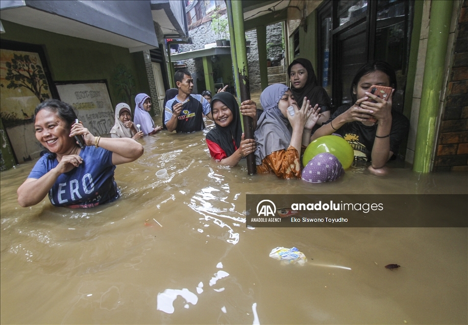 Hujan Deras Sebabkan Banjir Di Beberapa Wilayah Jakarta - Anadolu Ajansı