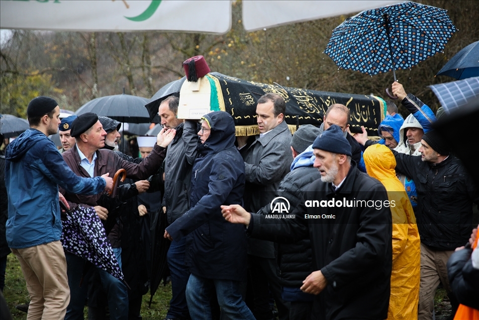 Aliya İzetbegoviç'in dava arkadaşı Hasan Çengiç aile kabristanına defnedildi