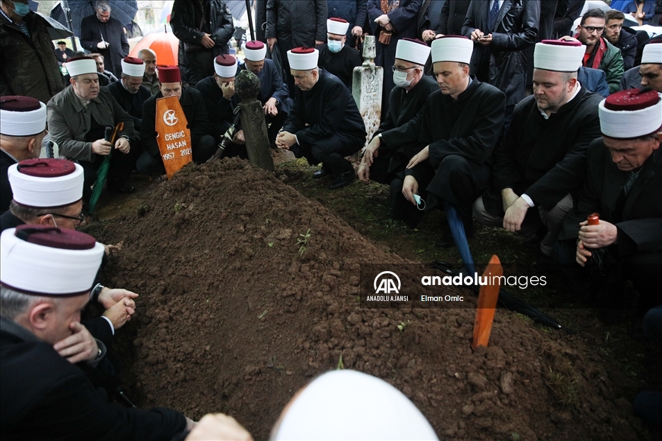 Aliya İzetbegoviç'in dava arkadaşı Hasan Çengiç aile kabristanına defnedildi