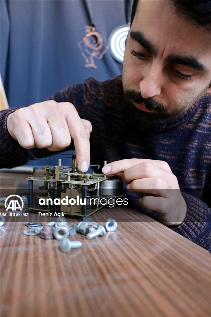 Turquie: Un étudiant transforme les pièces de montres et de vélos en sculptures mécaniques