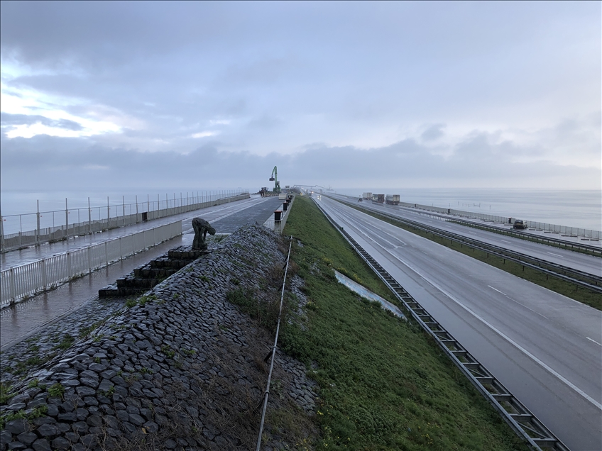 Hollanda'da deniz seviyesindeki yükselişin 2 metreye ulaşabileceği uyarısı
