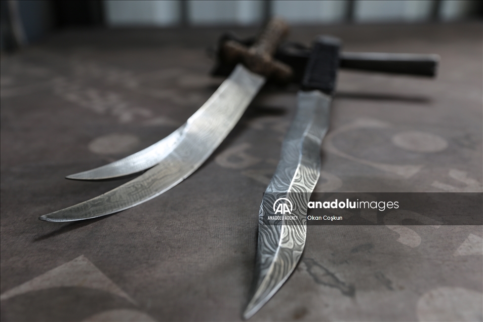 Un artisan turc exporte vers l’étranger des couteaux et des épées produits avec de l’acier de Damas