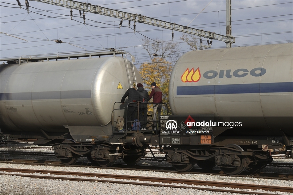 Migrantes viajan en trenes de carga en Grecia