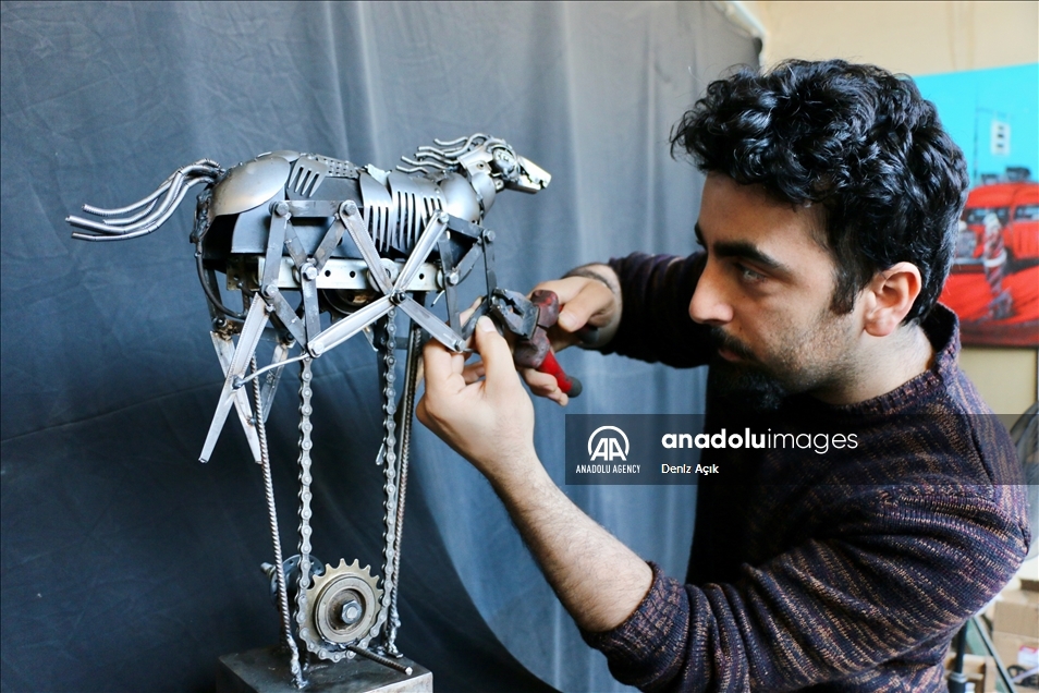 Turquie: Un étudiant transforme les pièces de montres et de vélos en sculptures mécaniques
