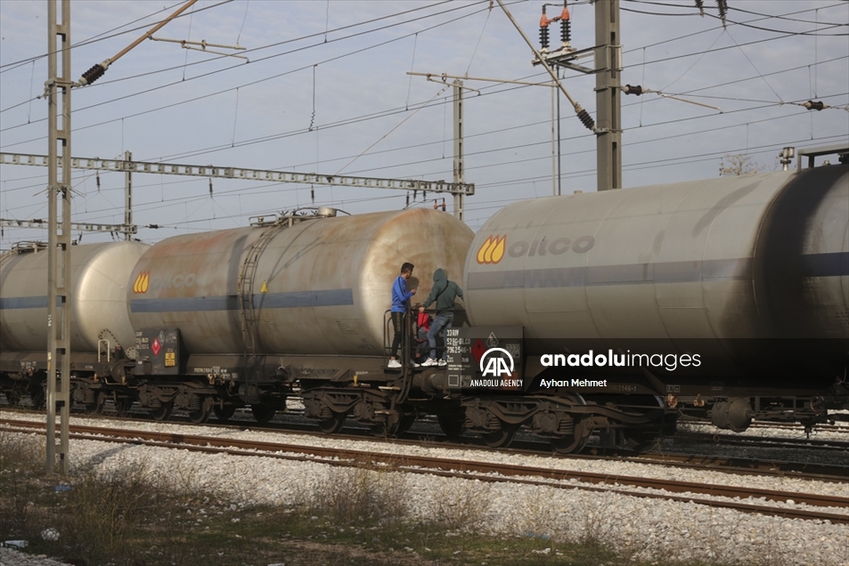 Migrantes viajan en trenes de carga en Grecia