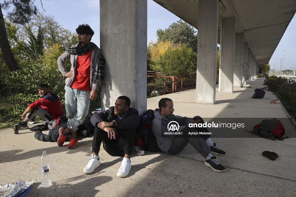 Migrantes viajan en trenes de carga en Grecia