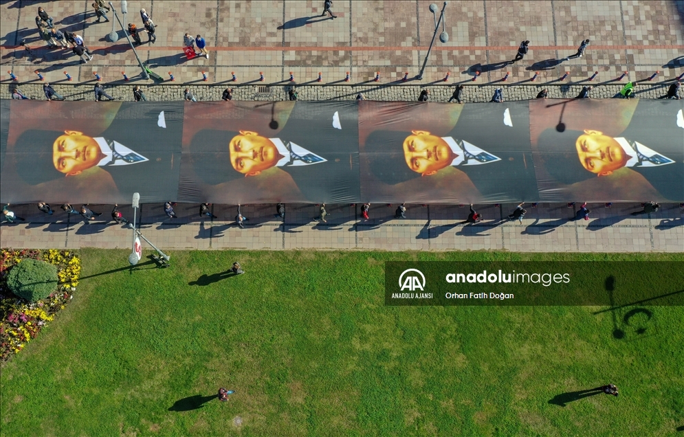 İzmir'de Büyük Önder'i anma etkinliğinde 350 metre uzunluğunda Atatürk posteri taşındı