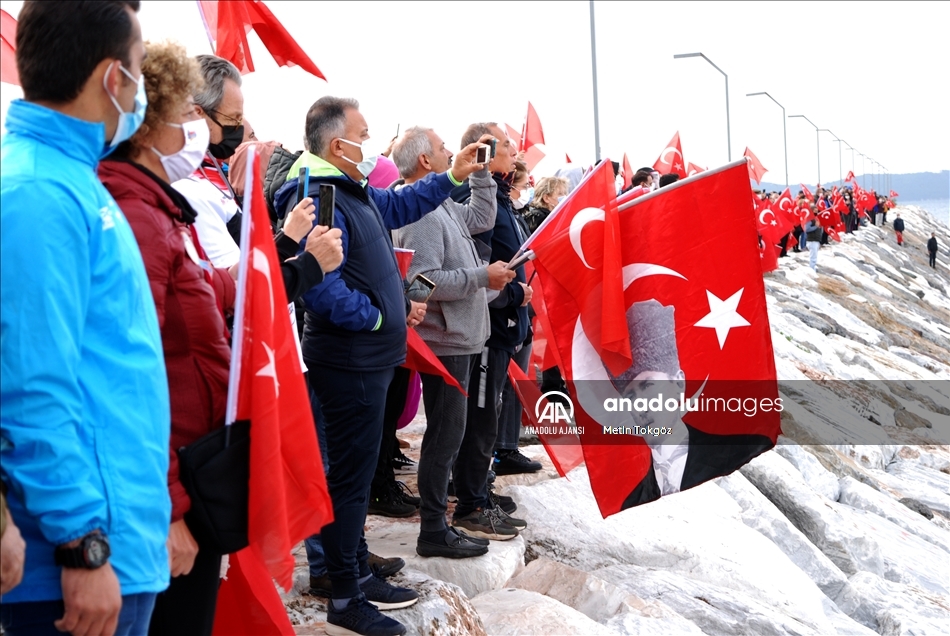Kadıköy ve Maltepe'de "Ata'ya saygı zinciri" oluşturuldu