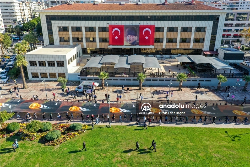 İzmir'de Büyük Önder'i anma etkinliğinde 350 metre uzunluğunda Atatürk posteri taşındı