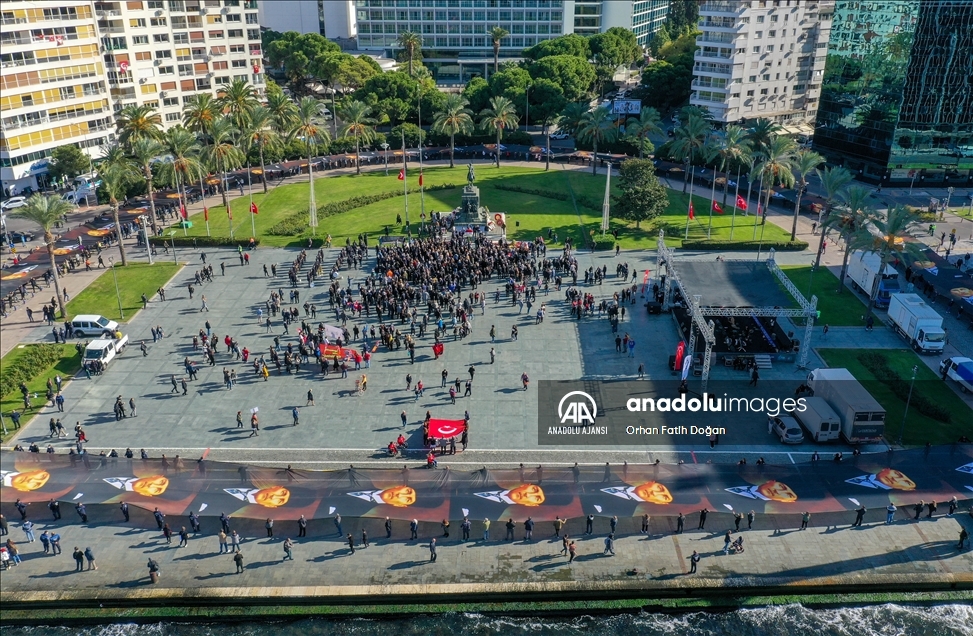 İzmir'de Büyük Önder'i anma etkinliğinde 350 metre uzunluğunda Atatürk posteri taşındı