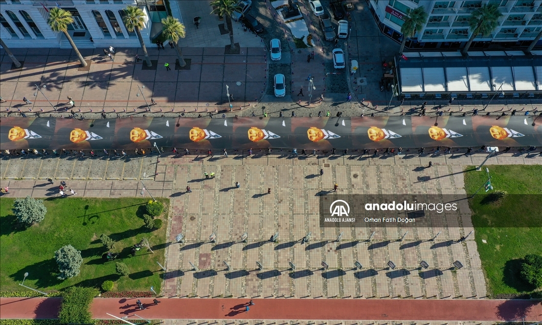 İzmir'de Büyük Önder'i anma etkinliğinde 350 metre uzunluğunda Atatürk posteri taşındı