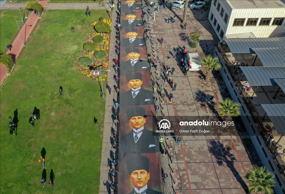 İzmir'de Büyük Önder'i anma etkinliğinde 350 metre uzunluğunda Atatürk posteri taşındı