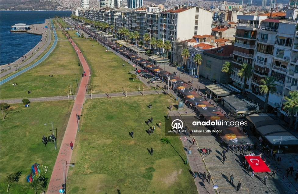 İzmir'de Büyük Önder'i anma etkinliğinde 350 metre uzunluğunda Atatürk posteri taşındı