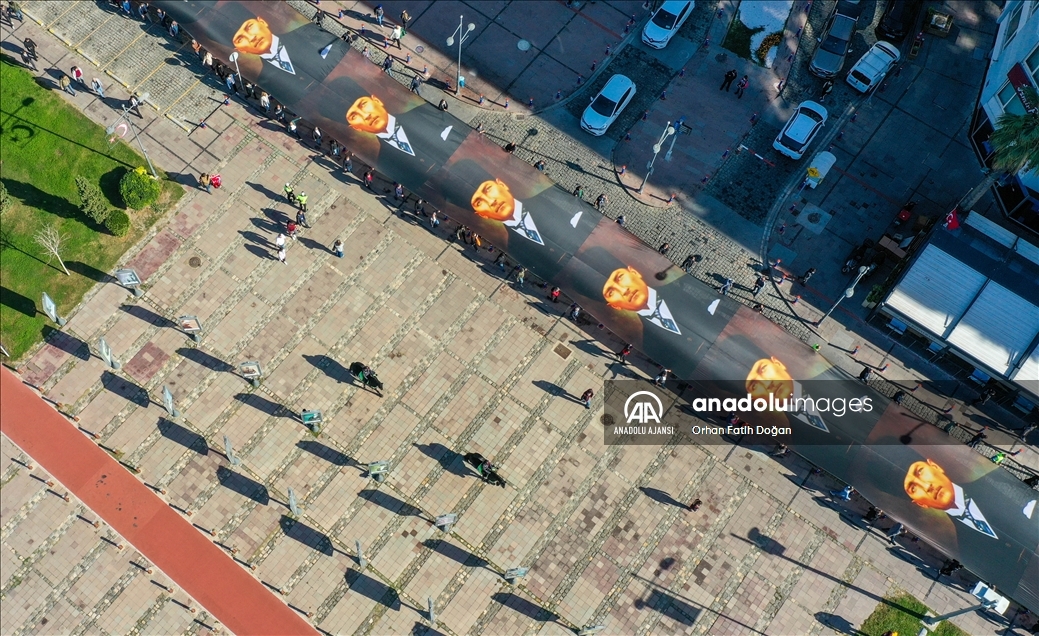 İzmir'de Büyük Önder'i anma etkinliğinde 350 metre uzunluğunda Atatürk posteri taşındı