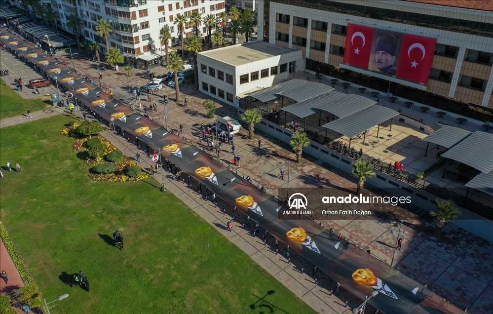 İzmir'de Büyük Önder'i anma etkinliğinde 350 metre uzunluğunda Atatürk posteri taşındı