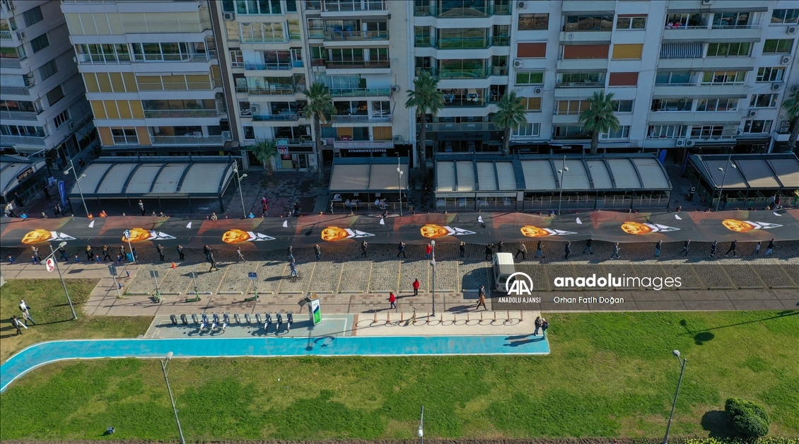 İzmir'de Büyük Önder'i anma etkinliğinde 350 metre uzunluğunda Atatürk posteri taşındı