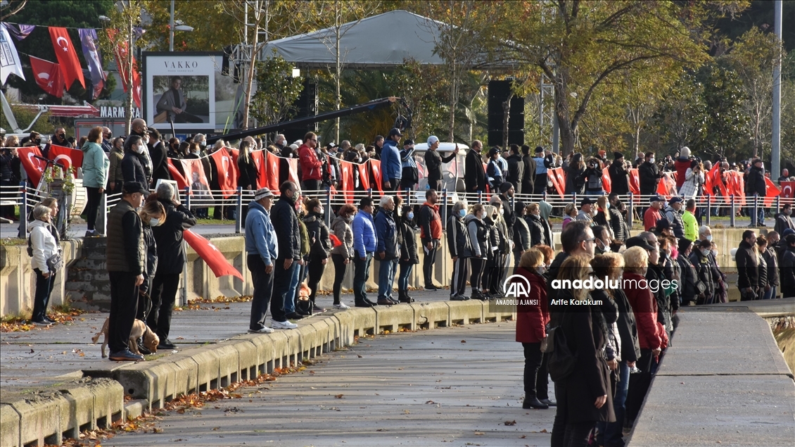 Kadıköy ve Maltepe'de "Ata'ya saygı zinciri" oluşturuldu