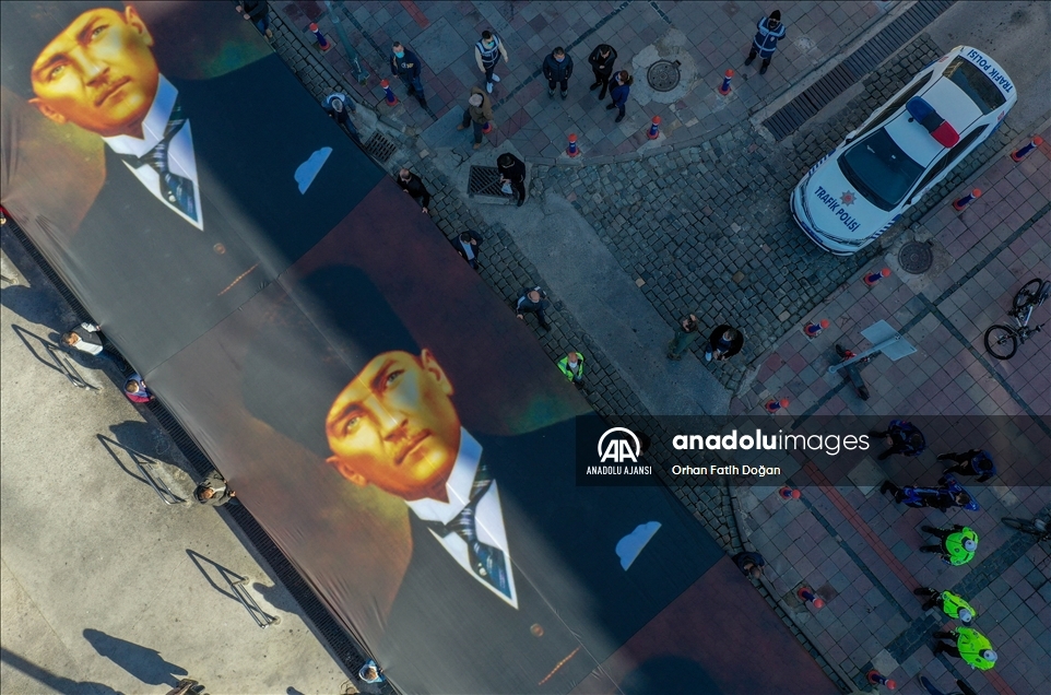 İzmir'de Büyük Önder'i anma etkinliğinde 350 metre uzunluğunda Atatürk posteri taşındı