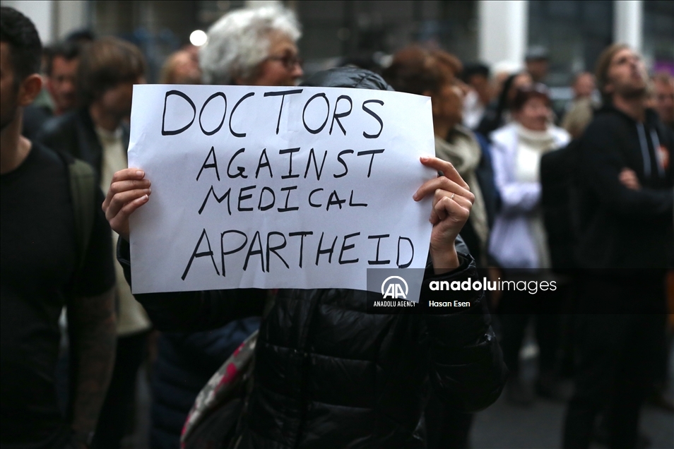 Protes anti-vaksin di London