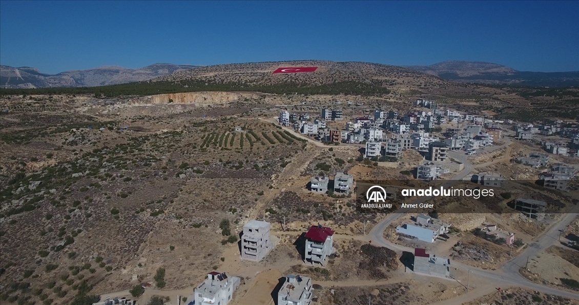 Mersin'de 22 dönümlük araziye işlenen Türk bayrağı 10 kişiyle 40 günde boyandı