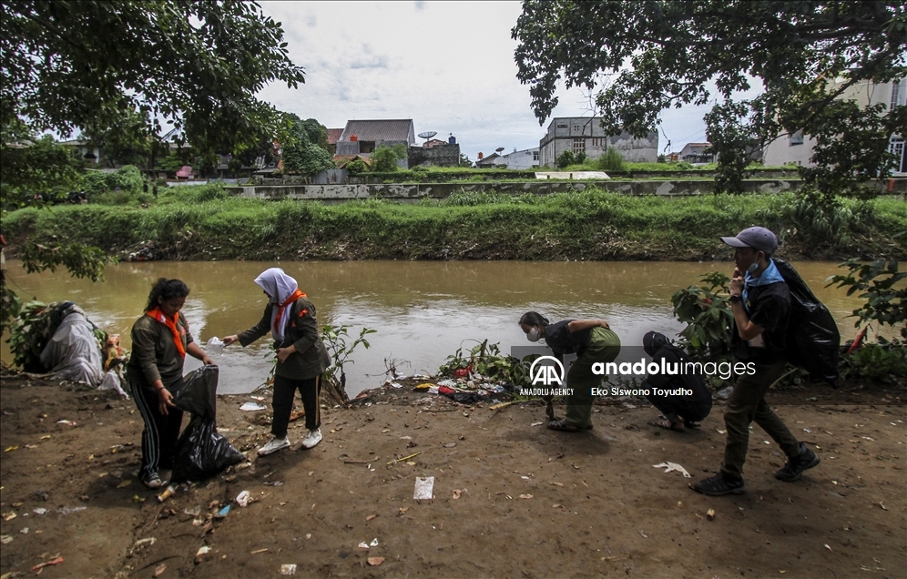 Aksi bersih-bersih Sungai Ciliwung antisipasi banjir jelang musim hujan