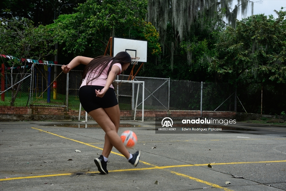 La estudiante colombiana que paga su universidad con la práctica de fútbol de estilo libre en los semáforos