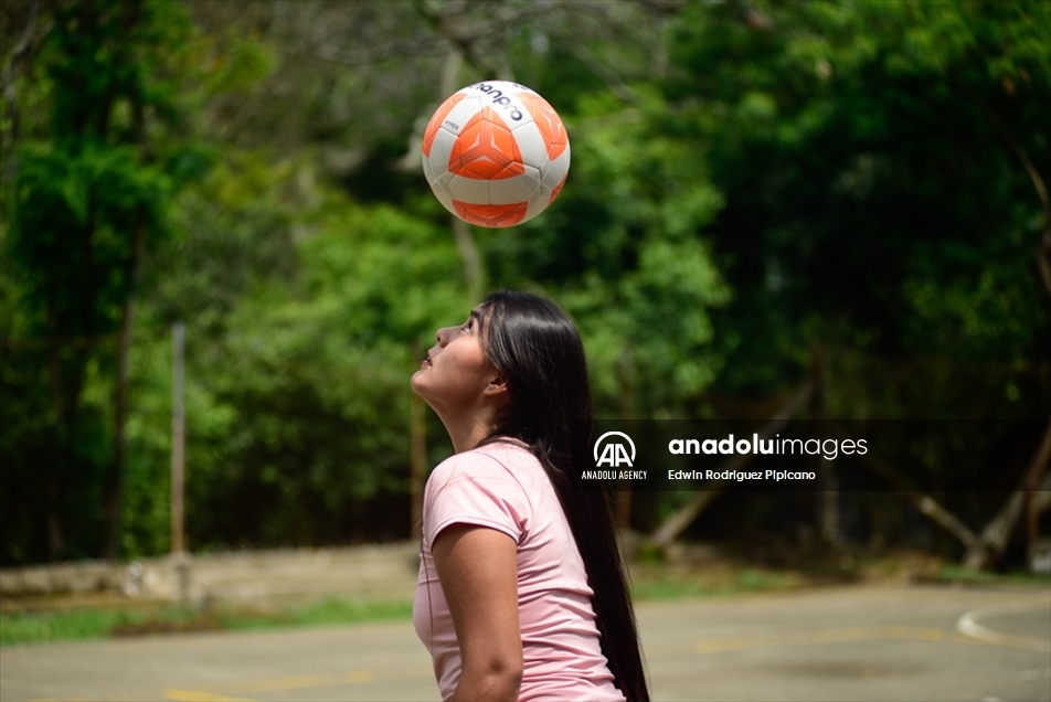 La estudiante colombiana que paga su universidad con la práctica de fútbol de estilo libre en los semáforos