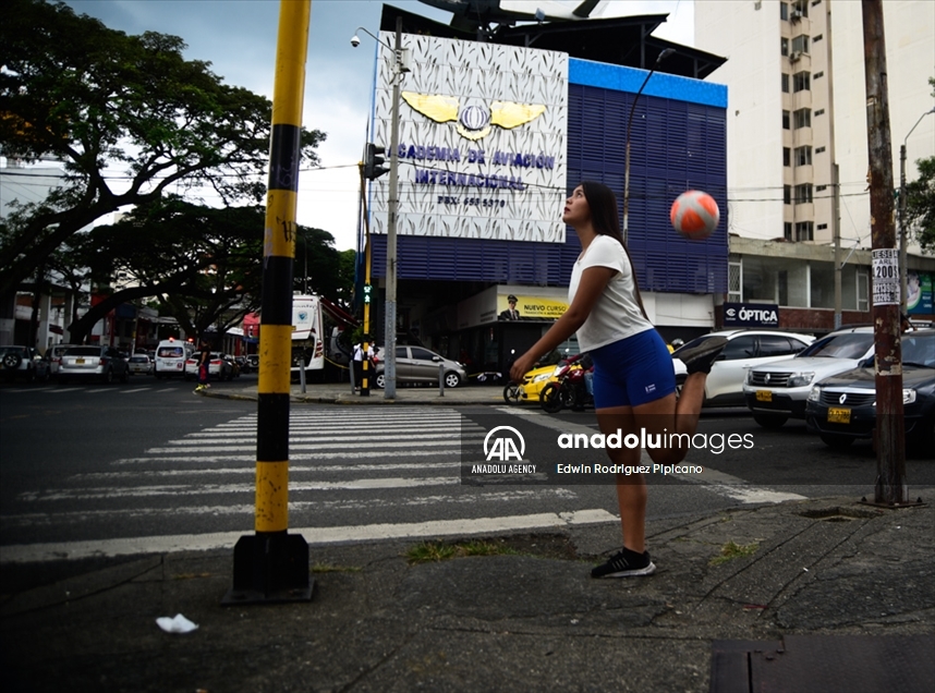 La estudiante colombiana que paga su universidad con la práctica de fútbol de estilo libre en los semáforos