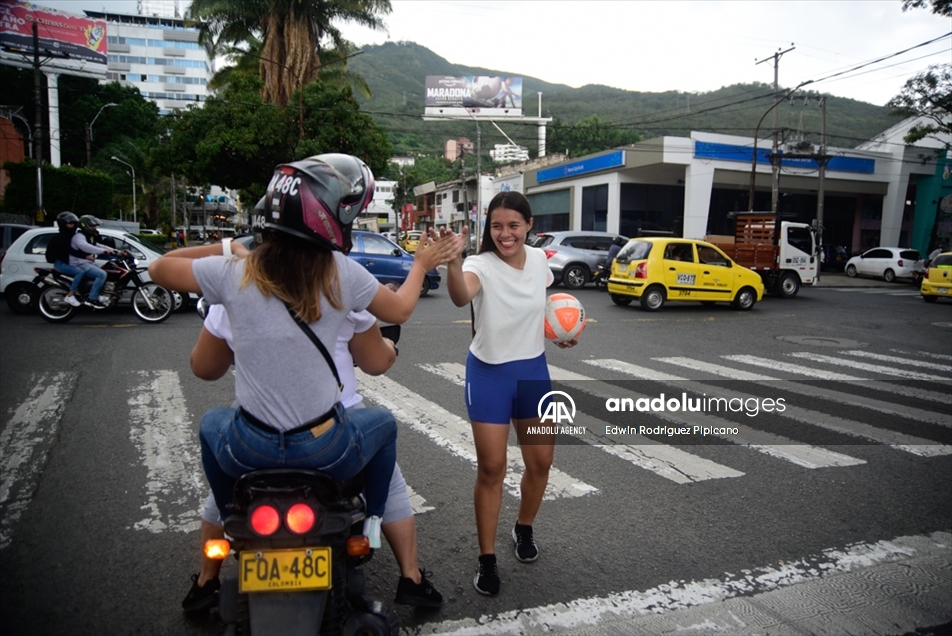 La estudiante colombiana que paga su universidad con la práctica de fútbol de estilo libre en los semáforos