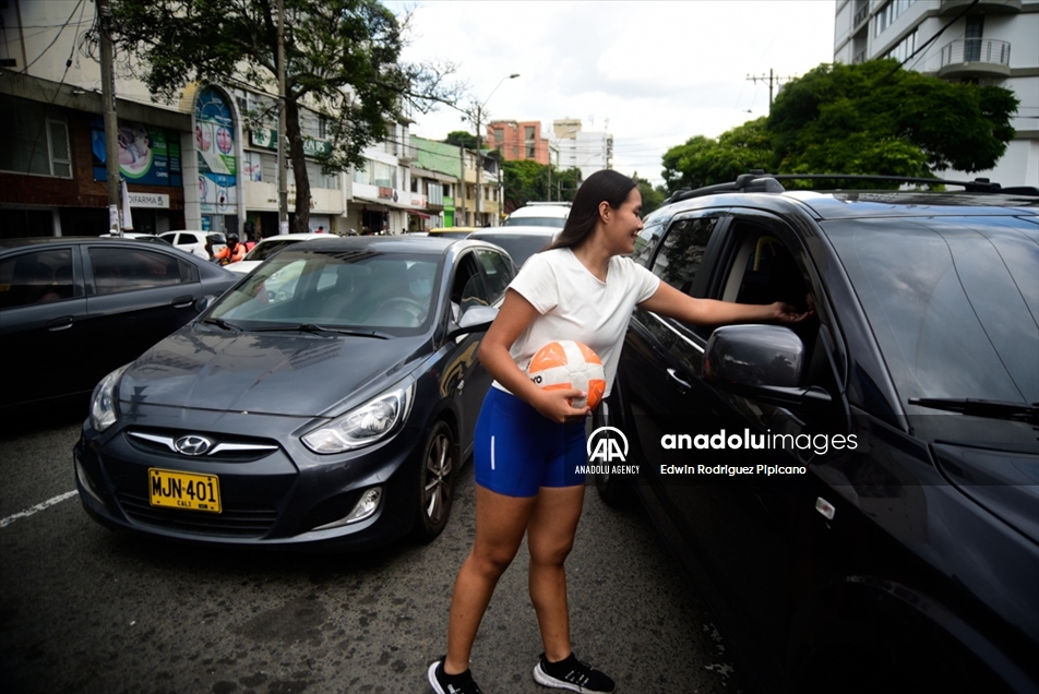 La estudiante colombiana que paga su universidad con la práctica de fútbol de estilo libre en los semáforos