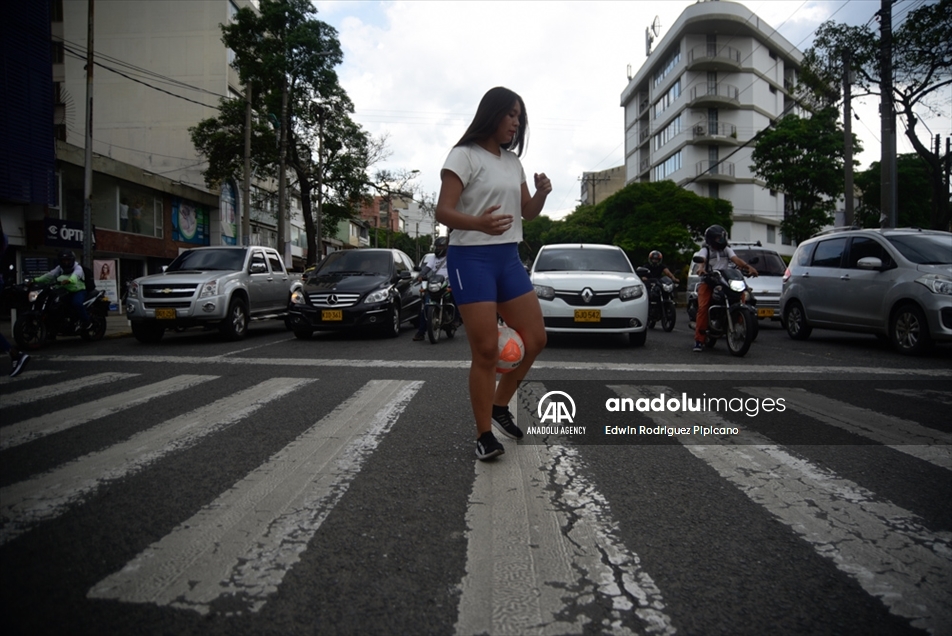 La estudiante colombiana que paga su universidad con la práctica de fútbol de estilo libre en los semáforos