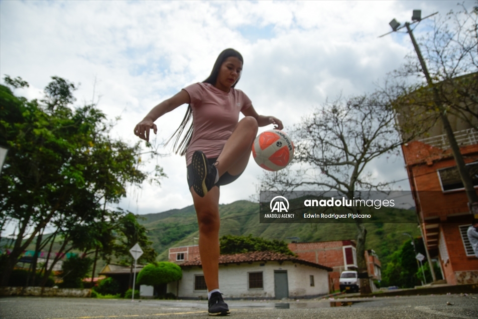 La estudiante colombiana que paga su universidad con la práctica de fútbol de estilo libre en los semáforos