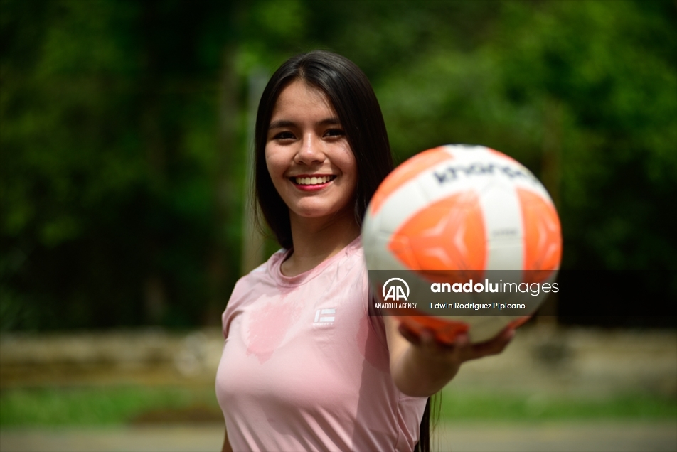 La estudiante colombiana que paga su universidad con la práctica de fútbol de estilo libre en los semáforos