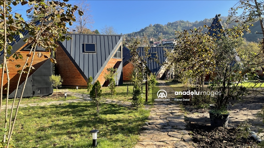 Gemideki işini bırakarak tasarladığı bungalov evler tatilin adresi oldu