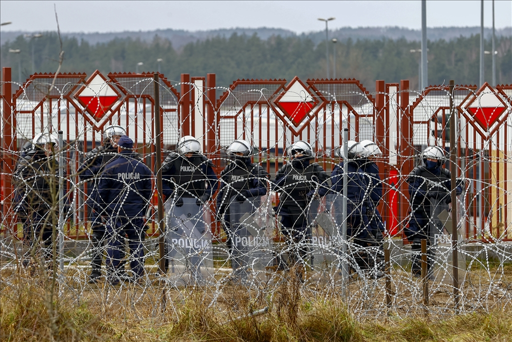 Bjellorusia zbraz kampet e emigrantëve në kufirin polak