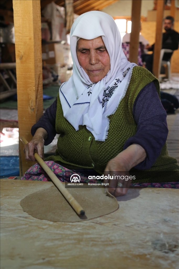 Yaban armutları geleneksel yöntemle yufka ekmek oluyor