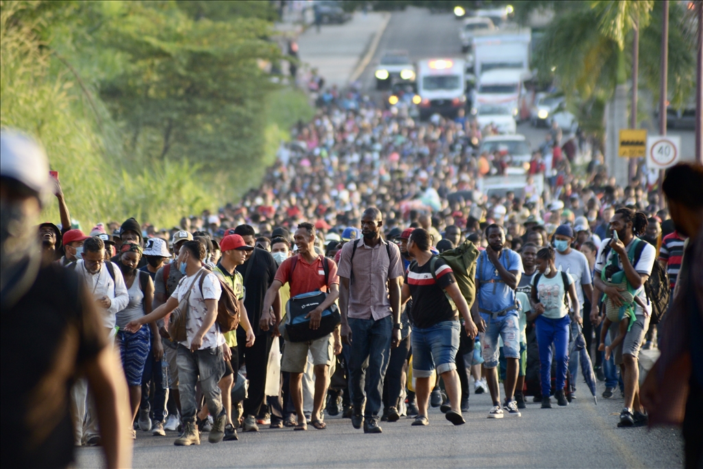 Meksika sınırından ABD'ye geçmeye çalışan göçmenler