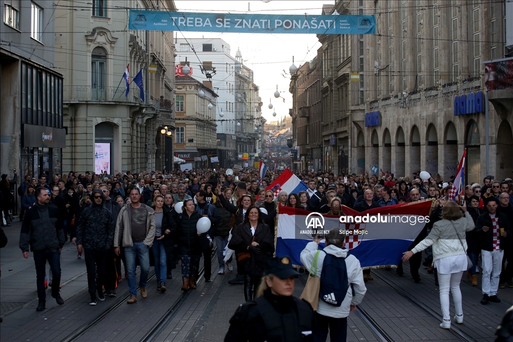 Hrvatska: U Zagrebu se okupilo više od 10.000 prosvjednika protiv Covid potvrda i cijepljenja 