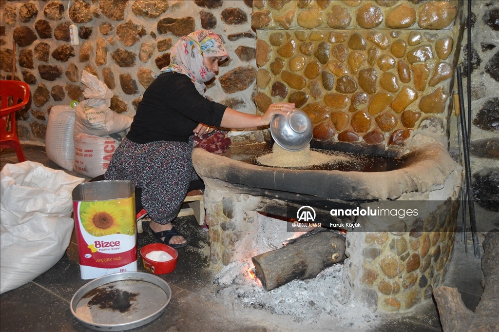 Cudi ve Gabar dağı eteklerinde yetişen susam, tarihi değirmende tahine dönüşüyor