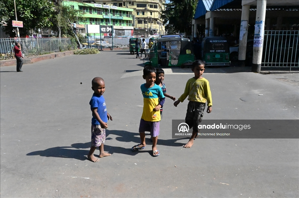 Çitagong Tren İstasyonu'ndaki evsiz çocuklar