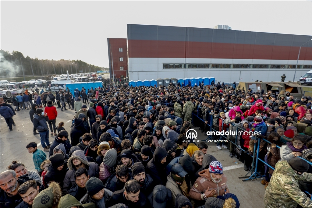 Migranti, među kojima su i brojna djeca, nastavljaju čekati na bjelorusko-poljskoj granici 